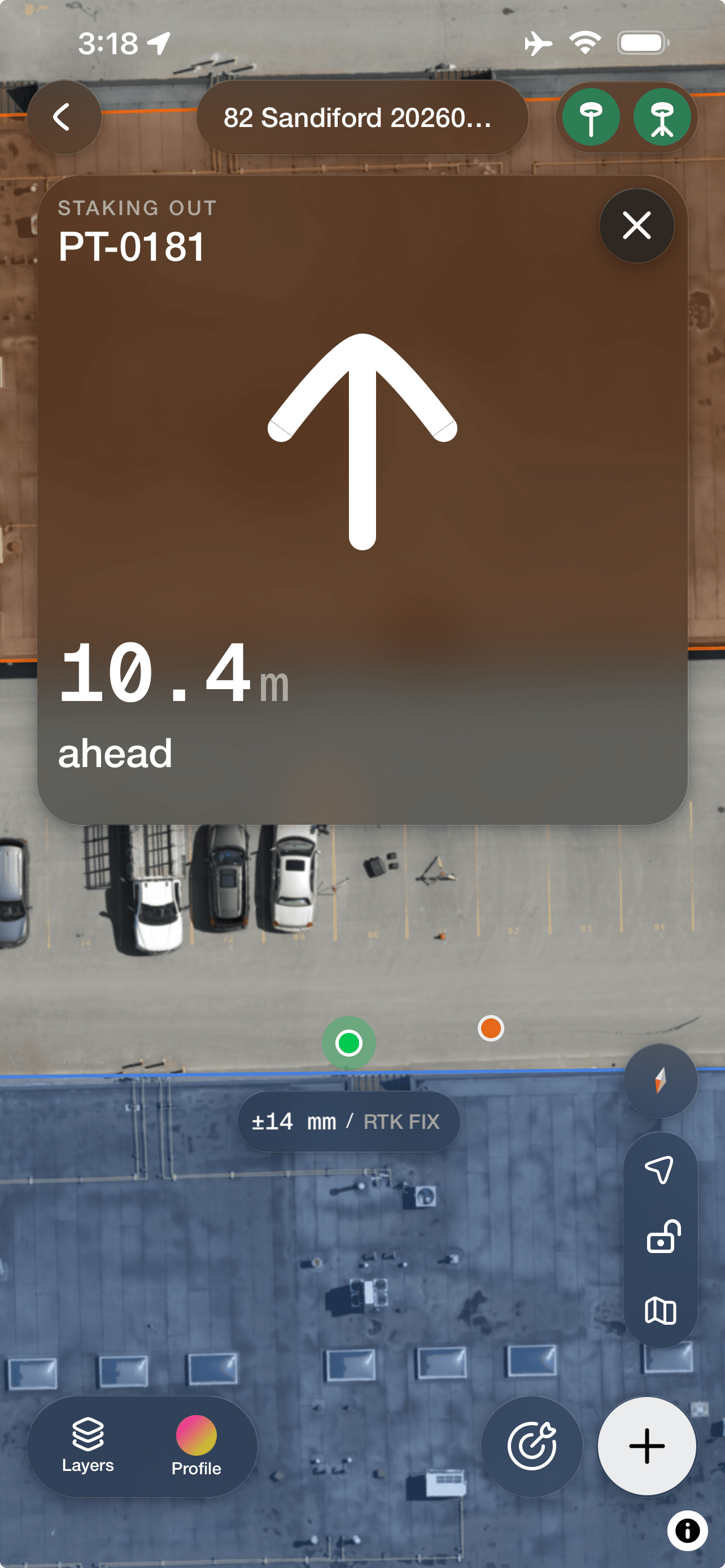 Staking out a point in Mapdesk — a large arrow and the distance to the target